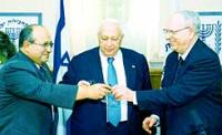 צילום: הארץ, טקס החילופים של ראש המוסד (מימין: אפרים הלוי, אריאל שרון ומאיר דגן).