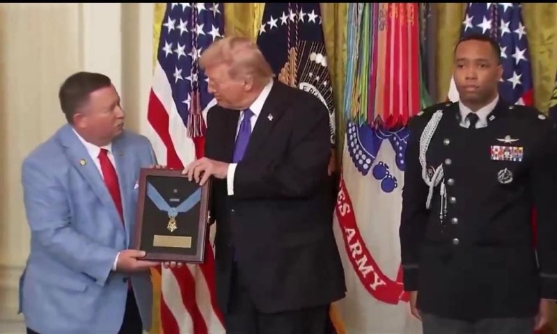 הסוד שנחשף בבית הלבן: טראמפ העניק את עיטור הגבורה לבנו של מציל היהודים